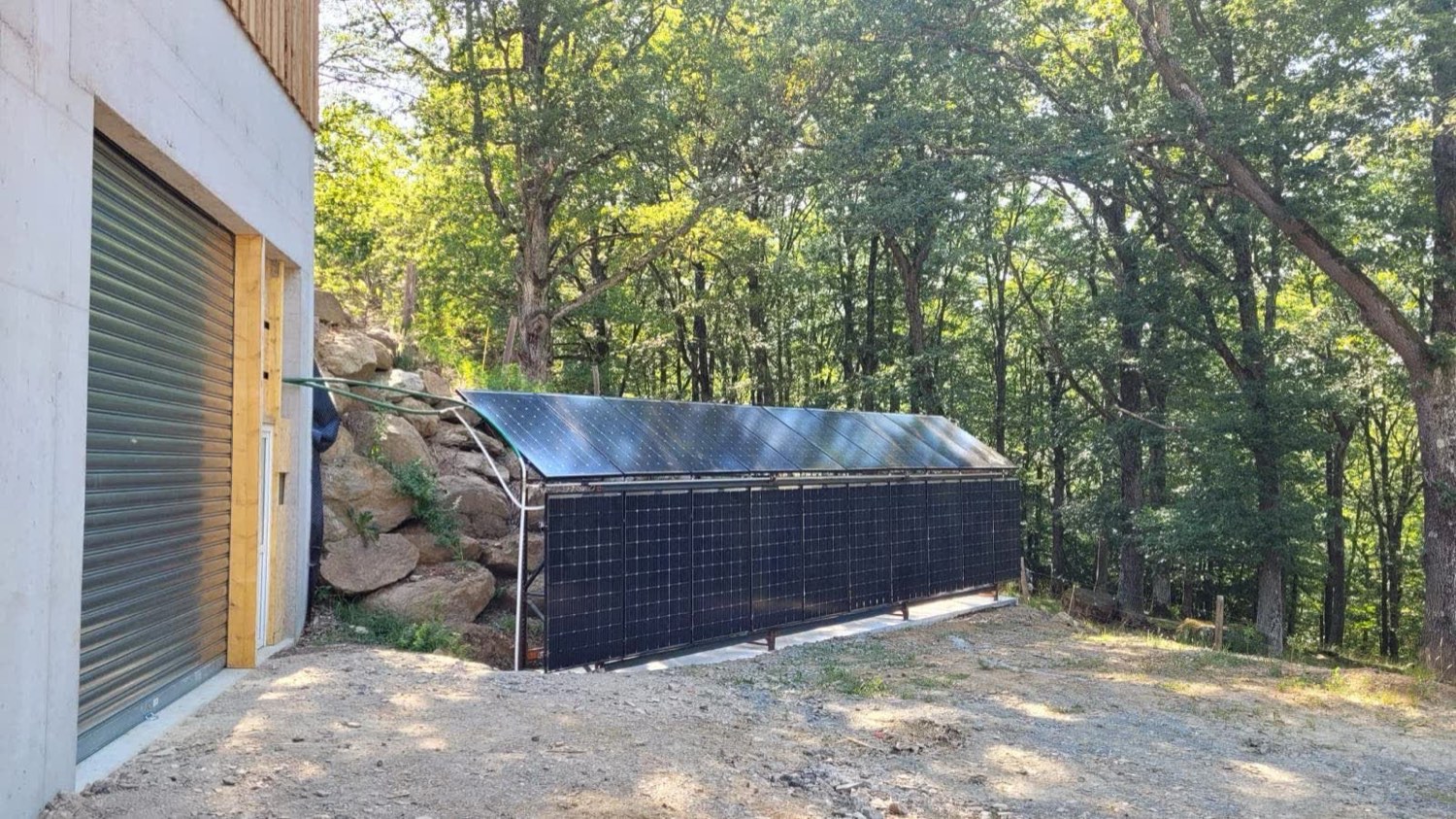 Rangée de capteurs solaires à air installés le long d'un bâtiment de séchage agricole